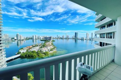 A certified mold inspector in Miami performing mold testing and assessment, ensuring accurate results and healthy indoor air quality, showcasing the expertise of a professional mold assessor in Miami.